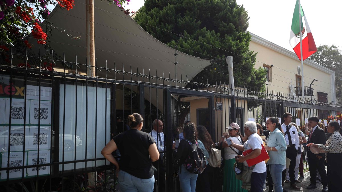 Decenas de peruanos acuden a la Embajada de México para informarse acerca de la nueva visa impuesta de forma intempestiva por el país, cuando muchos de ellos ya tenían viajes reservados.