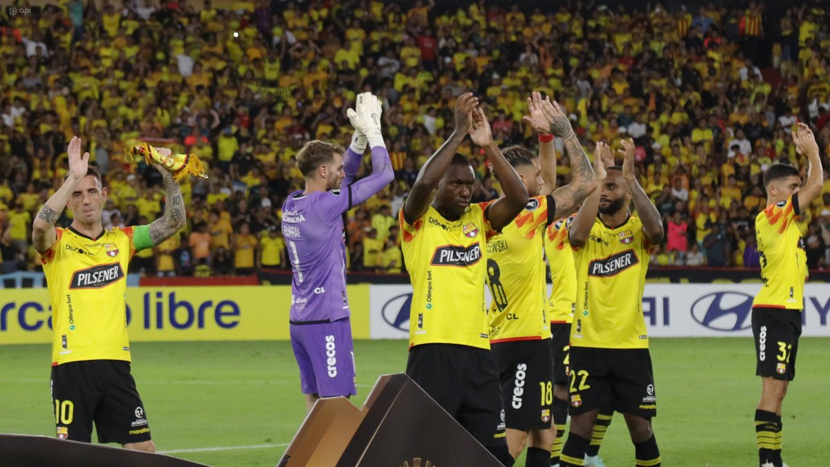 Al final del partido ante Talleres en el Monumental, los rostros de los jugadores de Barcelona evidenciaban inconformidad por el marcador (2-2)