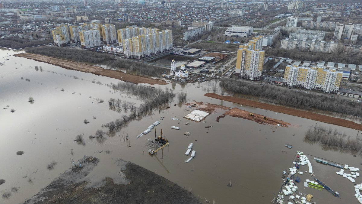 Así se muestra el río Ural, cuyo niveles de agua alcanzaron este viernes 12 de abril de 2024 los 11,43 metros, lo que ha provocado ya inundaciones a la entrada de la ciudad.