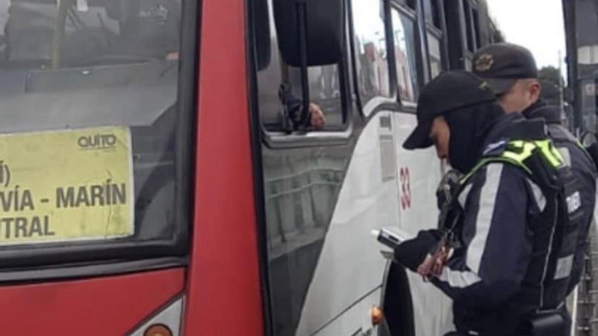 Imagen referencial. Un agente entregó la citación al conductor de la Ecovía por manejar distraído con el celular.