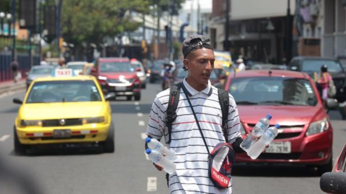 Los vendedores de agua y refrescos han visto un aumento considerable en sus ventas debido al calor