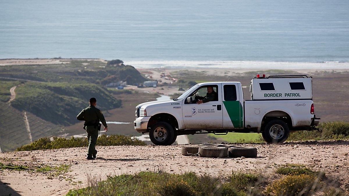 Vigilancia. Oficiales de la patrulla fronteriza de Estados unidos permanece en distintos puntos de los límites de México y Estados Unidos.