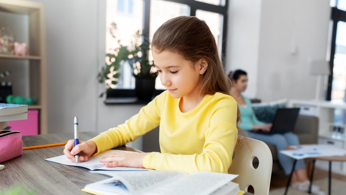 Después de explicarles, lo mejor es dejar que ellos hagan por sí mismos sus tareas.