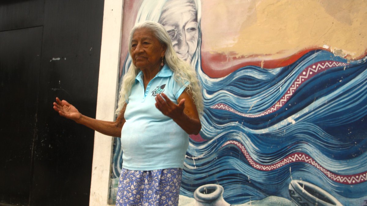 Acto. Maura Alejandro declama versos de amor a las parejas.