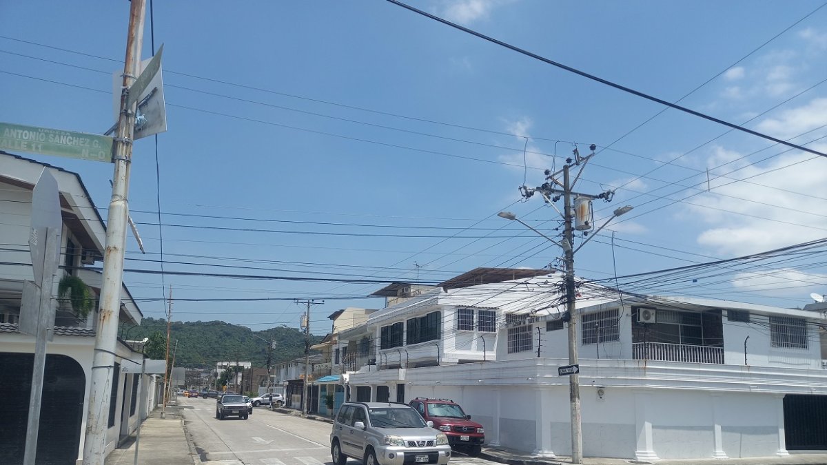 Foto referencial de Urdesa. Las mejoras a realizarse en Urdesa, podrían afectar el tránsito en el sector.