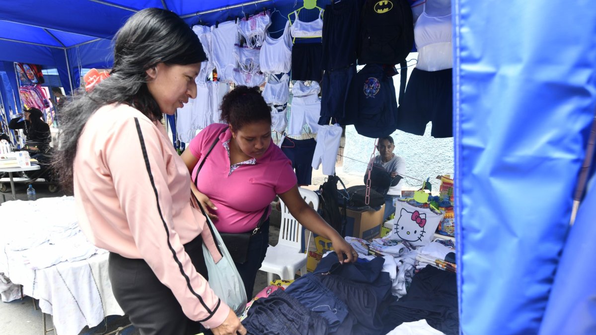 Las personas de a poco llegaron a comprar los útiles escolares
