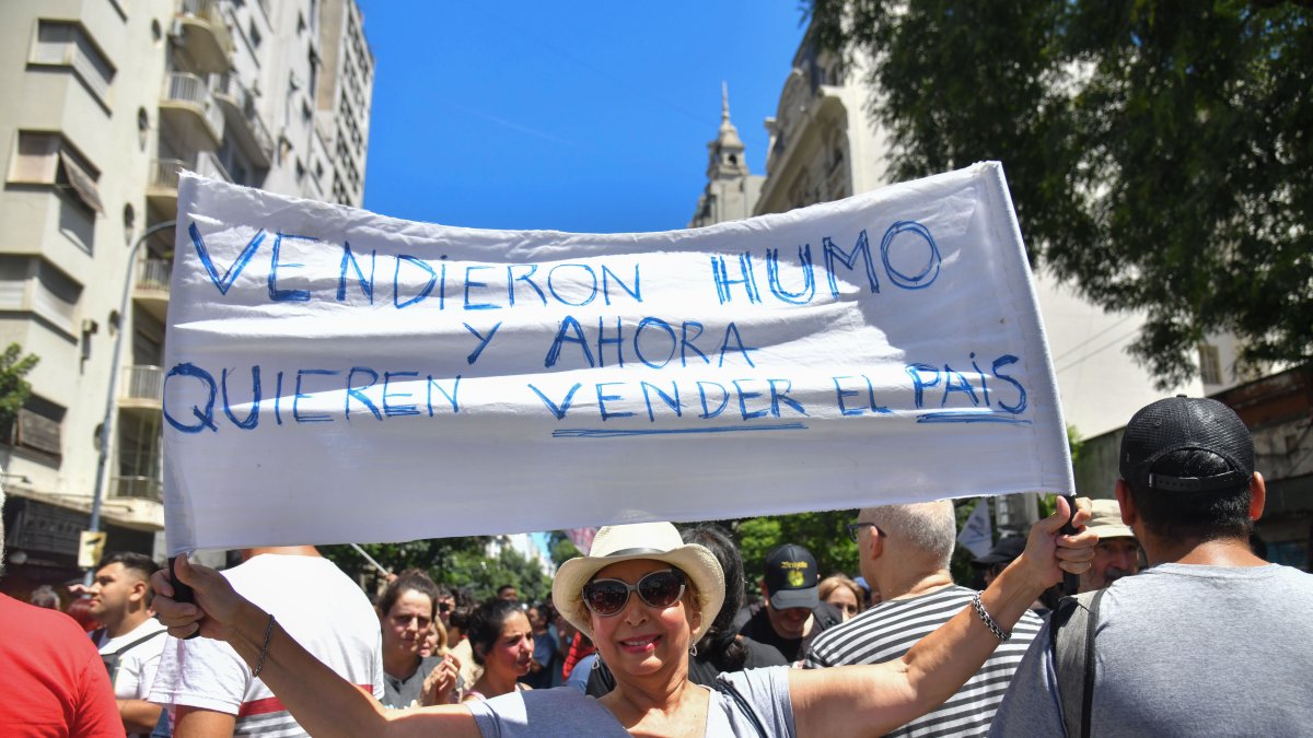 Buenos Aires. Una manifestante sostiene un letrero en la primera huelga general contra el Gobierno de Milei.
