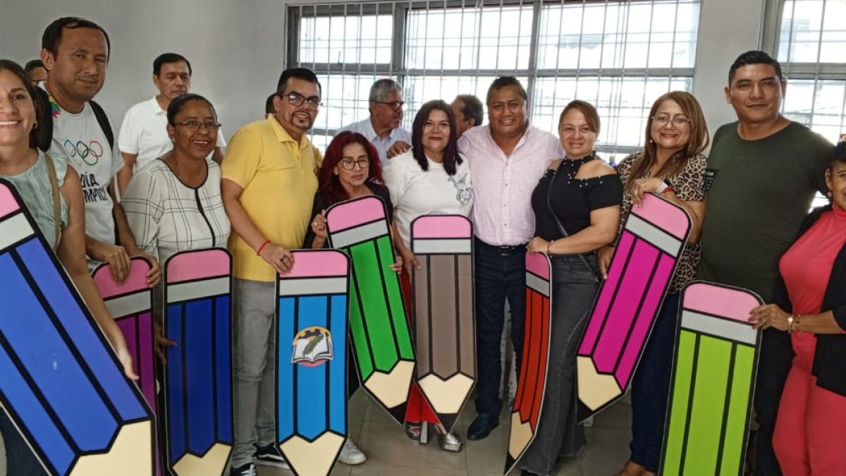 Profesores que pertenecen a la Red de Educadores alistan los insumos para la marcha de este 13 de abril de 2024 en Guayaquil.