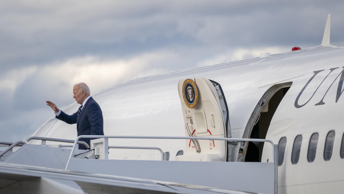 El presidente Joe Biden aborda el Air Force One de camino a Dover, Delaware, desde la base conjunta Andrews, Maryland, EE. UU., el 12 de abril de 2024.