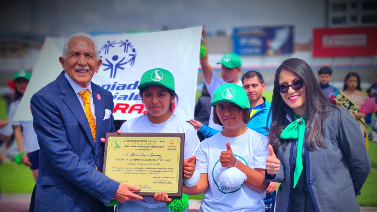 El presidente de Olimpiadas Especiales Ecuador, Héctor Cueva (i), junto a varios de los deportistas y organizadores en Riobamba.