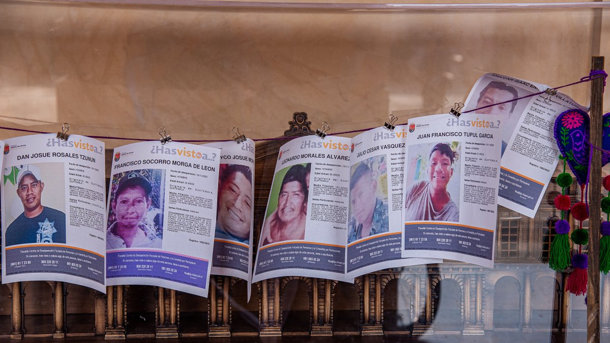 La foto muestra imágenes de personas desaparecidas este jueves durante una conferencia de prensa en San Cristobal de las Casas (México).