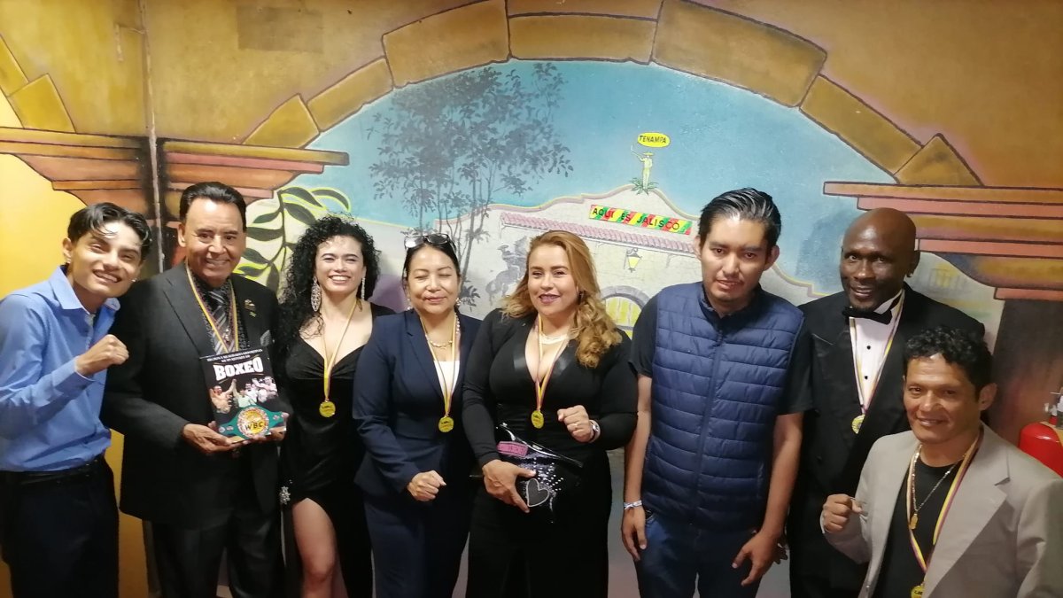 Segundo Mercado (segundo desde la derecha) junto a otros homenajeados en México.