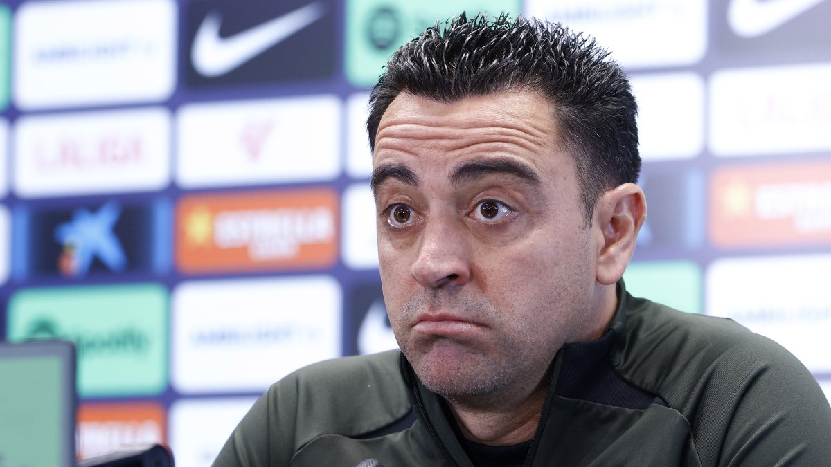 El entrenador del Barcelona, Xavi Hernández, durante la rueda de prensa posterior el entrenamiento del viernes 12 de abril de 2024.