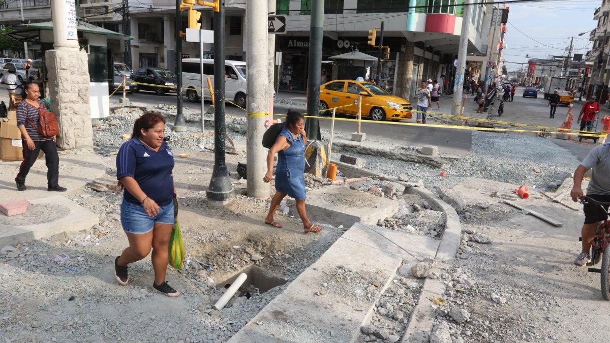 Han pasado siete meses desde que se inició la obra y aún está a medio terminar.