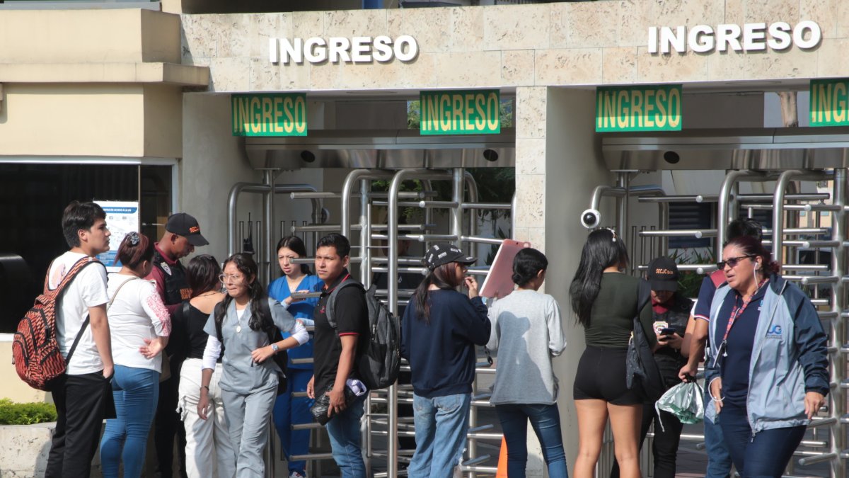 Estudiantes de la Universidad de Guayaquil en una de las puertas de ingreso de la institución.