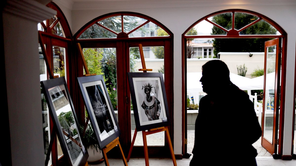 Una persona visita una exposición fotográfica el 11 de abril de 2024 en La Paz (Bolivia).