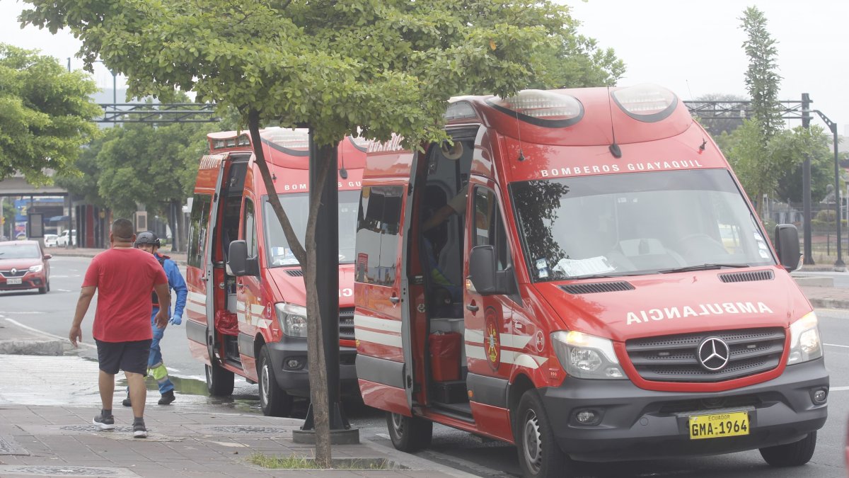 Paramédicos en ambulancias llegaron a la estación de combustible para asistir a los ciudadanos