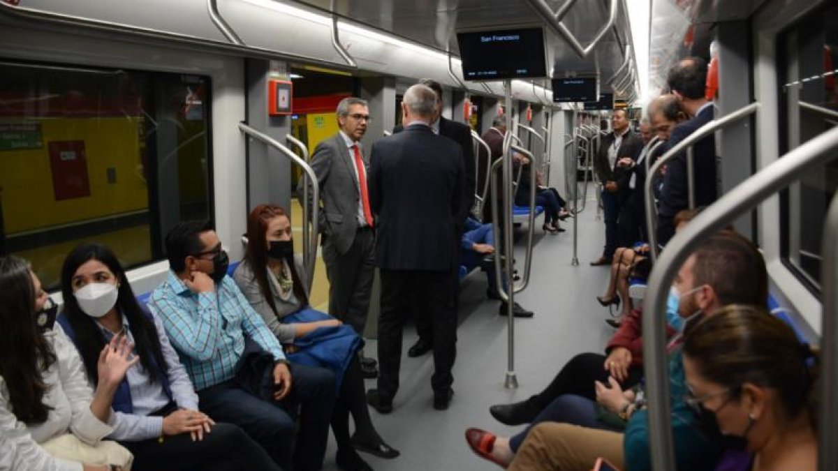 Los días que registran un mayor número de viajes son los viernes con un promedio
diario de 154.388 viajes