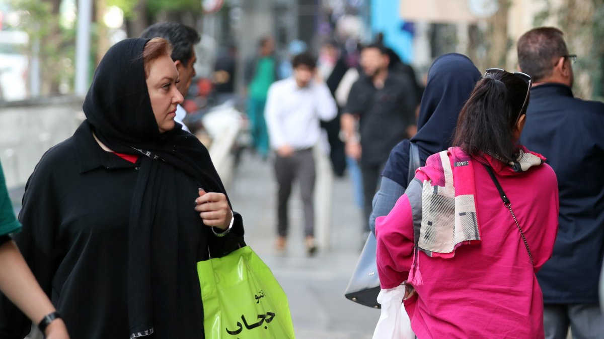 Las mujeres caminan por la calle en Teherán, Irán.