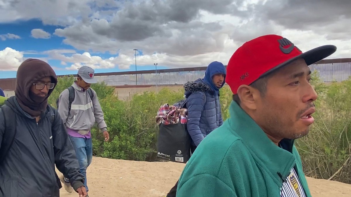 Migrantes caminan cerca de muro que divide México con Estados Unidos en espera de poder cruzar la frontera, el 12 de abril de 2024, en Ciudad Juárez, Chihuahua (México). 
