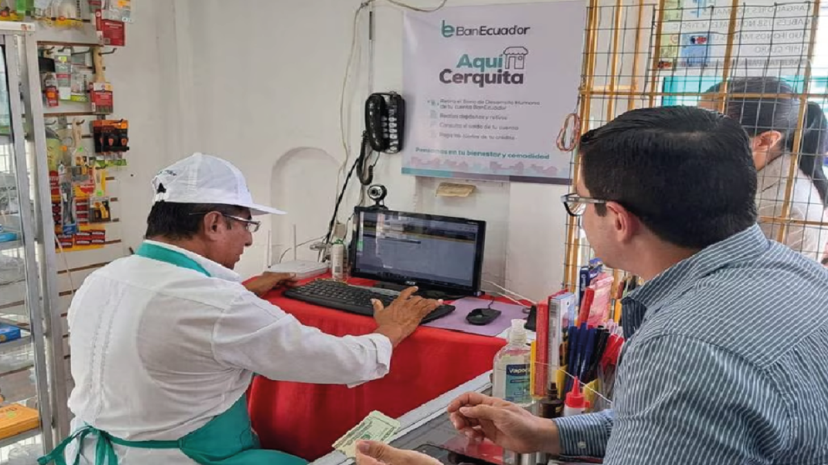 Servicio.- La red del BanEcuador, Aquí Cerquita, que funciona en tiendas, bazares u otro tipo de negocios.