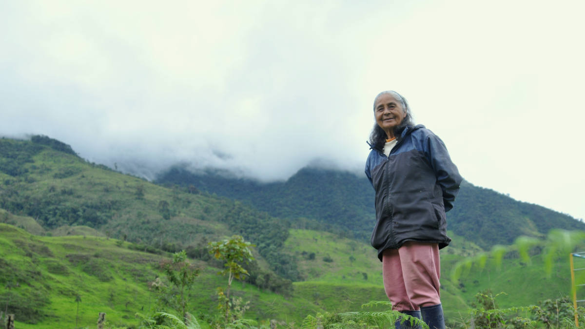 Esther Guerrero, habitante de San Andrés, Zamora Chinchipe, Ecuador. Ella junto con su hija decidieron dejar en pie más de 100 hectáreas de bosque en la montaña donde tienen sus predios.