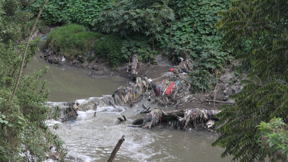 A lo lago de su cauce, es común ver basura, fundas de desperdicios y escombros en el  Machángara.