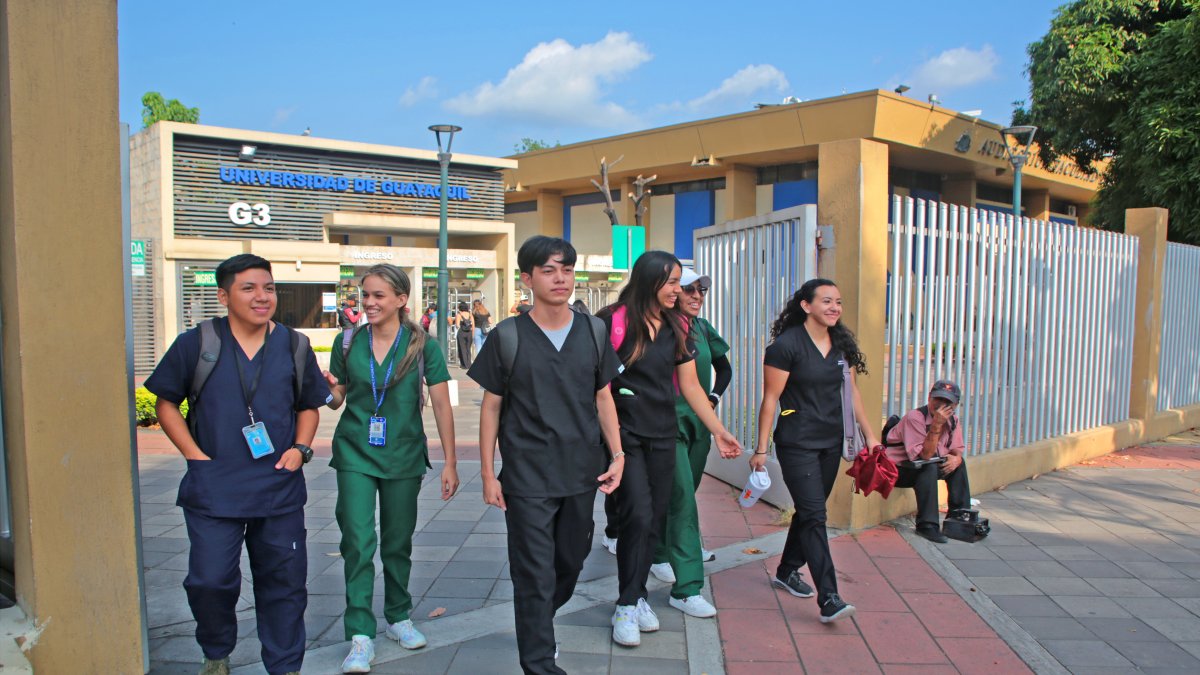 Un grupo de estudiantes sale de la Universidad de Guayaquil. En el país, la tasa de matrícula universitaria se estima en 40 %.