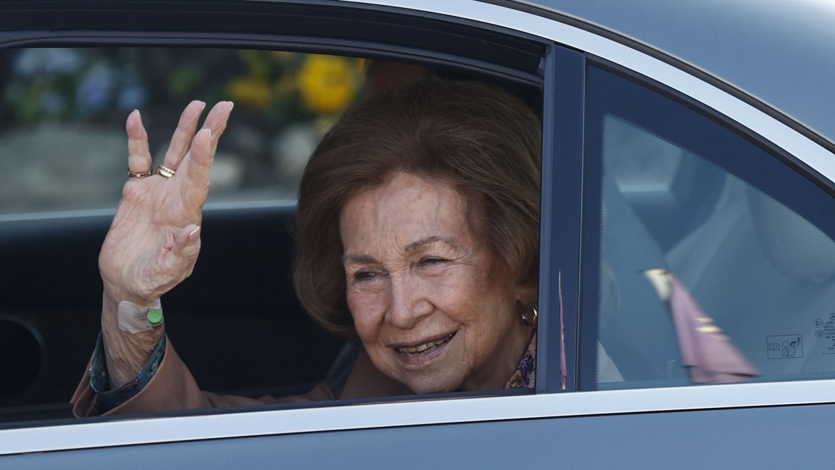 La reina Sofía sale del hospital tras cuatro días ingresada.