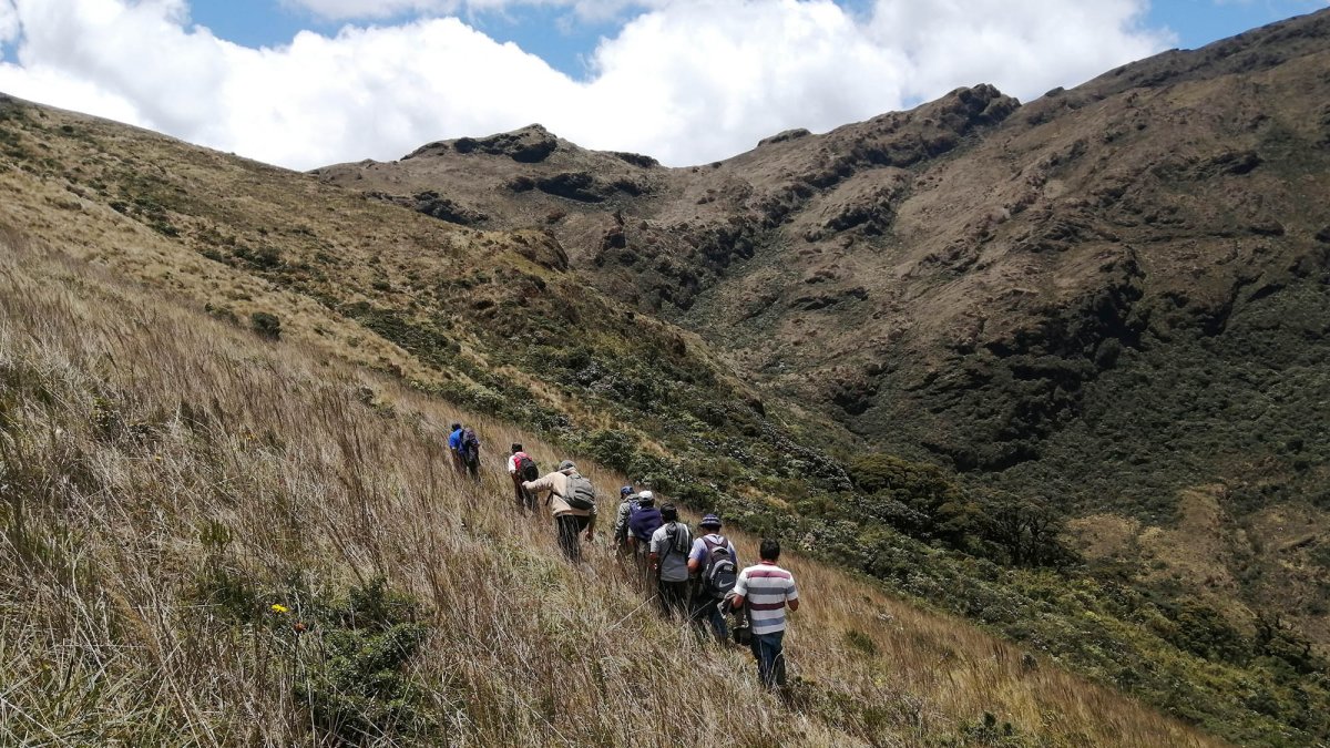Salida a campo en la que participan comuneros de Segunda y Cajas y miembros de organizaciones ambientales para evaluar el estado de los bosques y páramos del ACP Chicuate - Chinguelas.