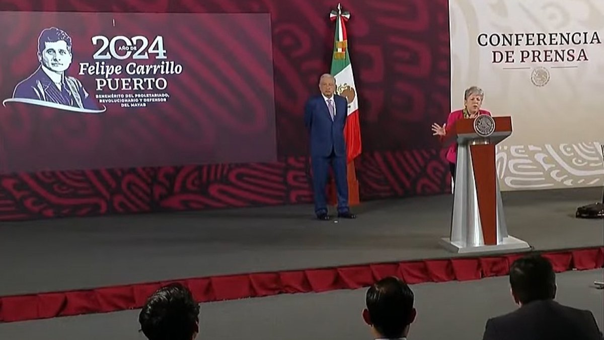 Descrédito. Andrés Manuel López Obrador y su canciller, Alicia Bárcena, en una “mañanera”. Ellos han convertido a la prestigiosa Cancillería de su país en una embajada del Grupo de Puebla.