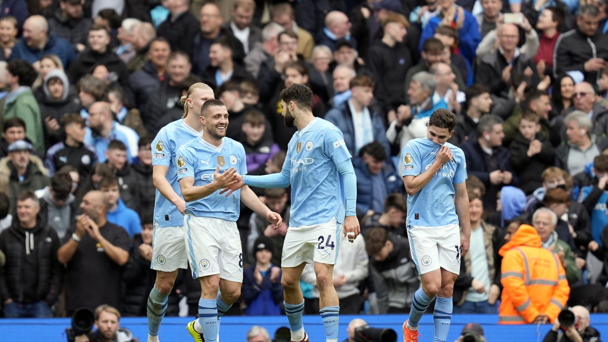 Mateo Kovacic (i) celebra con el resto de sus compañeros uno de los tantos en la goleada e Manchester City