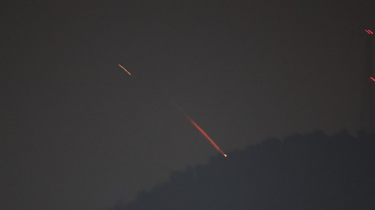 Una vista muestra drones o misiles compitiendo por objetivos en lugares no revelados en el norte de Israel, este 14 de abril de 2024.