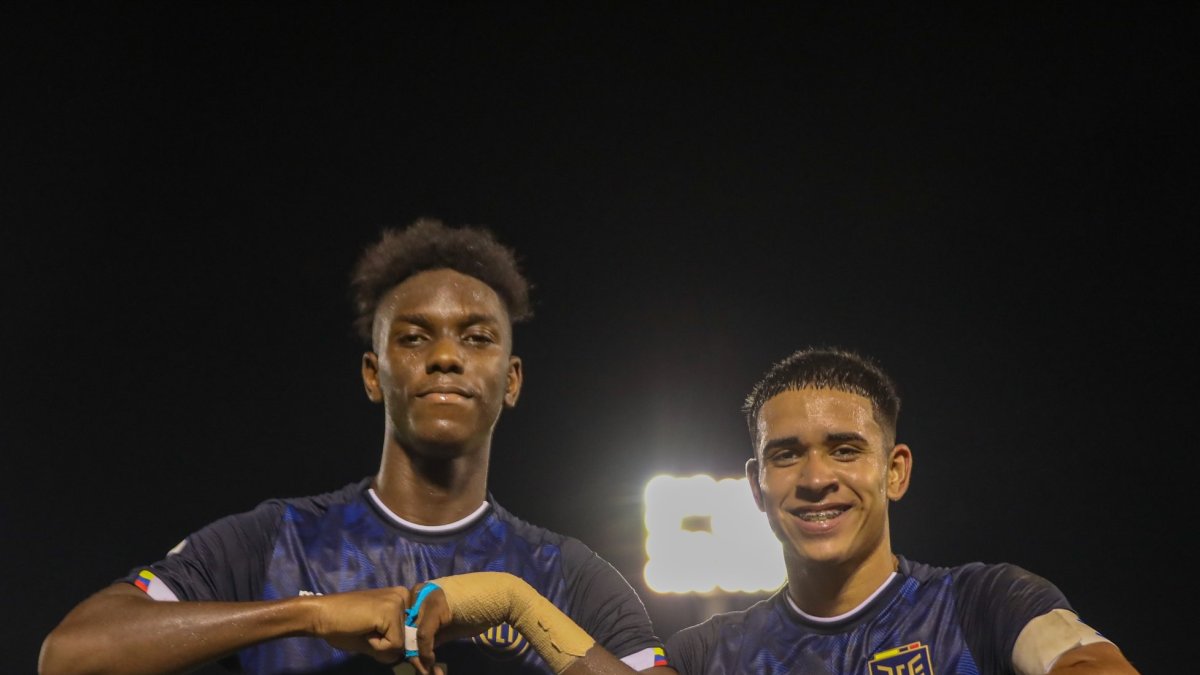 Kendry Páez (d) y Allen Obando jugaron juntos en el Sudamericano Sub-17 donde ambos fueron figuras. El mes pasado coincidieron en la selección absoluta.