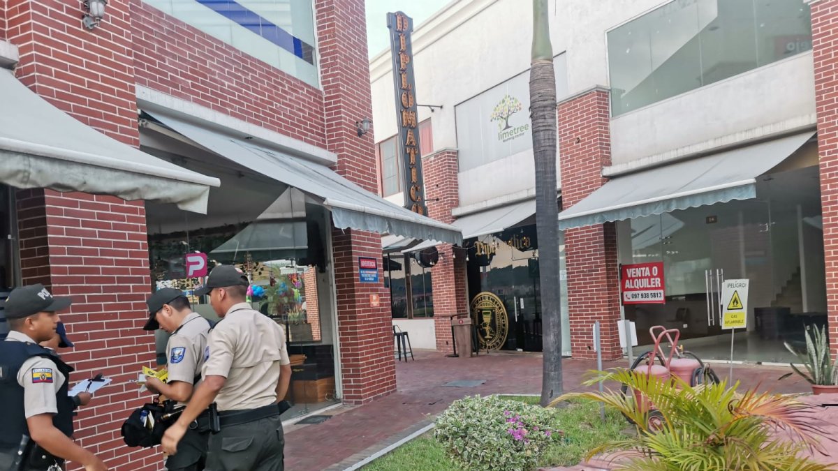 Personal de criminalística analizaba los 15 casquillos percutidos 9 milímetros que se encontraron en la escena