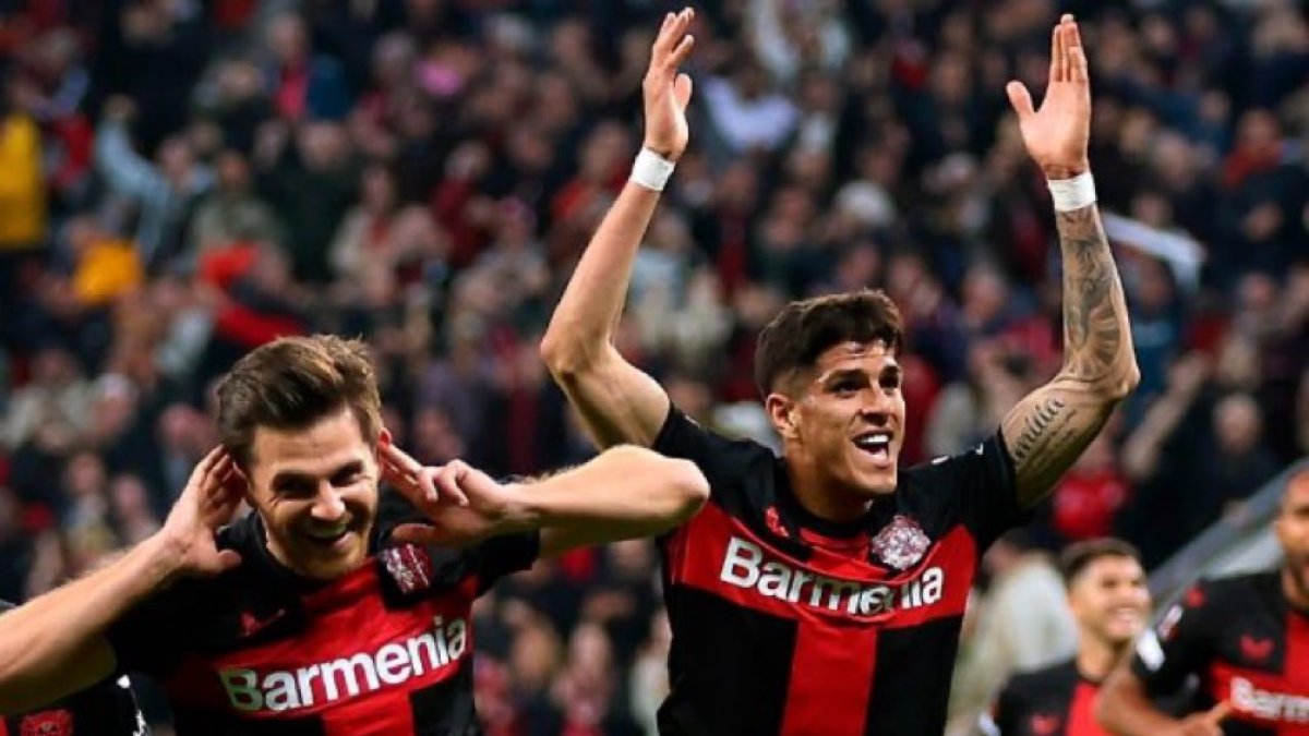 Piero Hincapié festeja el título conseguido con Bayer Leverkusen