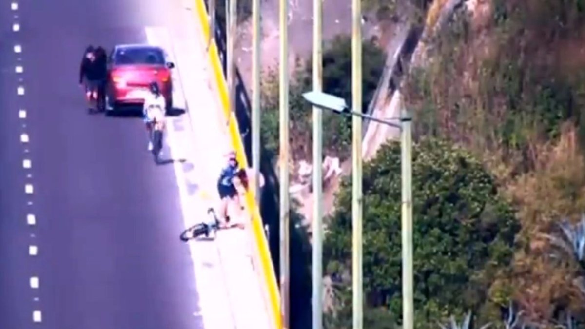 Unos ciclistas que circulaban por el puente El Chiche evitaron que la persona se lance al vacío