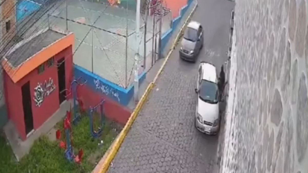 Dos delincuentes robaron el auto de un ciudadano al sur de Quito