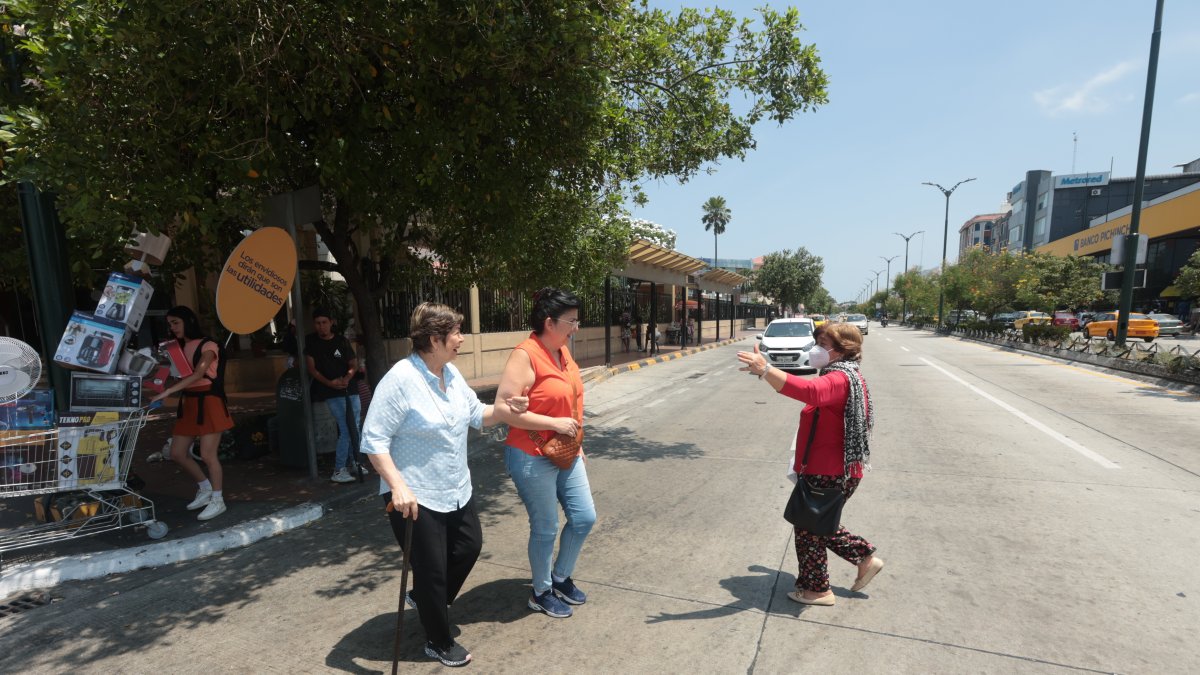 1. Grupo. A diario, es común observar a decenas de adultos mayores transitar por avenidas de la Alborada para desarrollar diversas actividades. Ellos piden más espacios de ocio