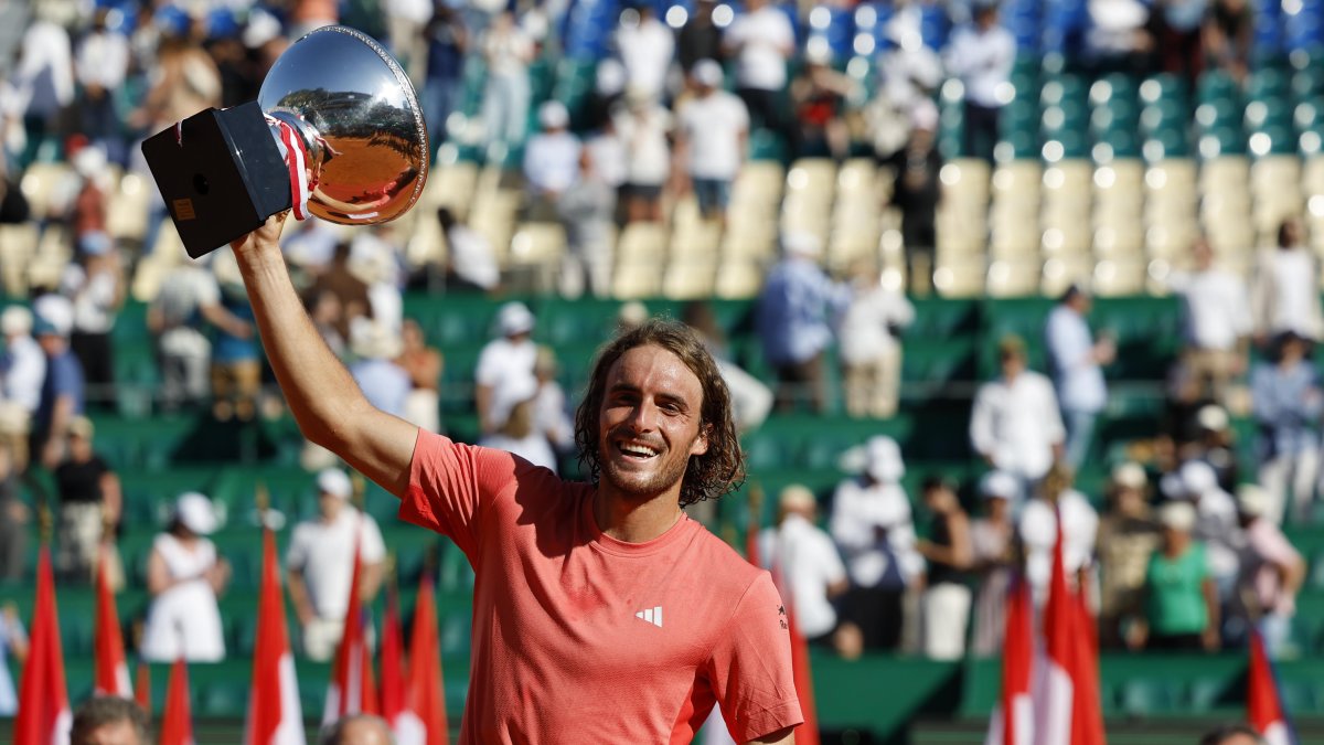 El griego Stefanos Tsitsipas con el trofeo de campeón, tras vencer por contundente 6-1,6-4 a Casper Ruud en la final de Montecarlo.