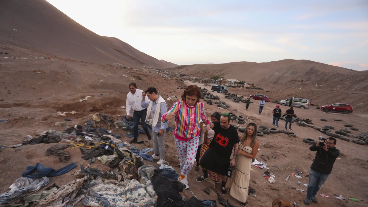 La diseñadora Agatha Ruiz de la Prada visita uno de los vertederos de basura junto a más diseñadores