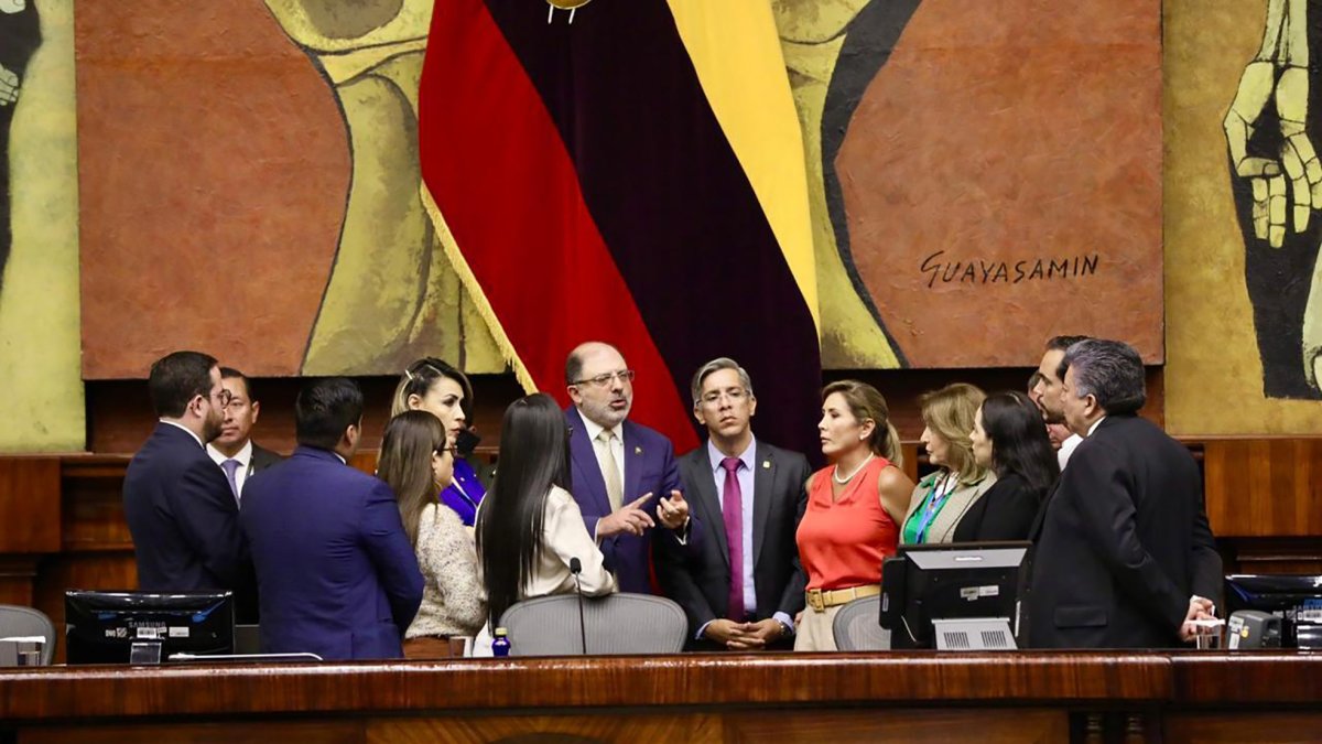 Imagen de una reunión de representantes de varias bancadas legislativas.