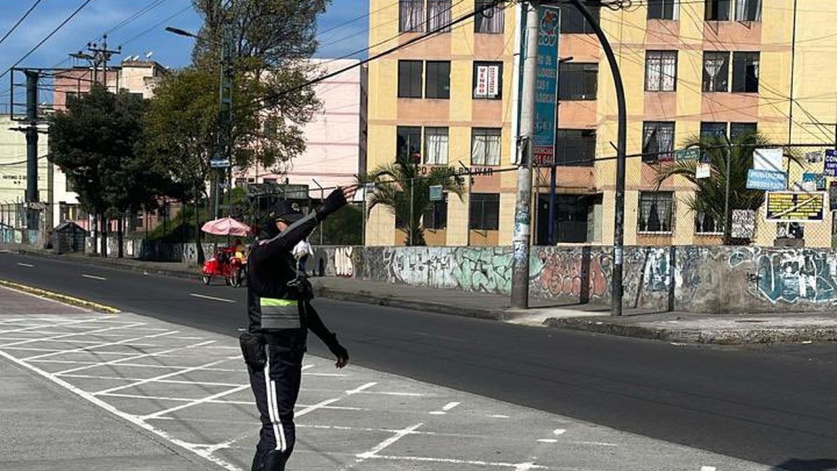 Personal de la AMT gestiona el transito debido a los cortes de luz que afectó el funcionamiento de los semanforos