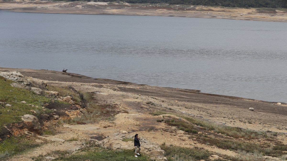 Con extensas playas formadas por la falta de agua se observa este jueves 11 de abril de 2024 el embalse San Rafael ubicado en el municipio de La Calera (Colombia).