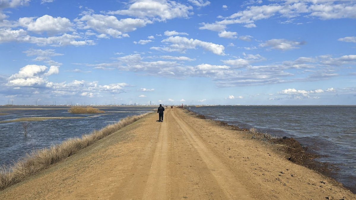 Las inundaciones que azotan desde hace varias semanas Kazajistán se acercaron a 20 kilómetros de Astaná, la capital del país centroasiático, tras la rotura de un dique de riego.