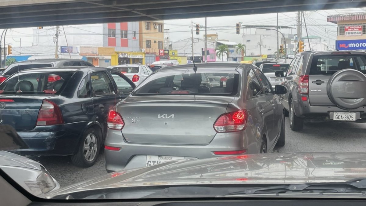En algunas vías de Guayaquil se han reportado ya varios congestionamientos vehiculares.