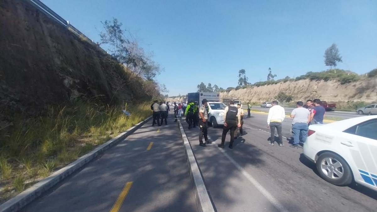 Los cuerpos estaban en la avenida Simón Bolívar, a la altura del redondel de Los Lirios, en Carcelén.