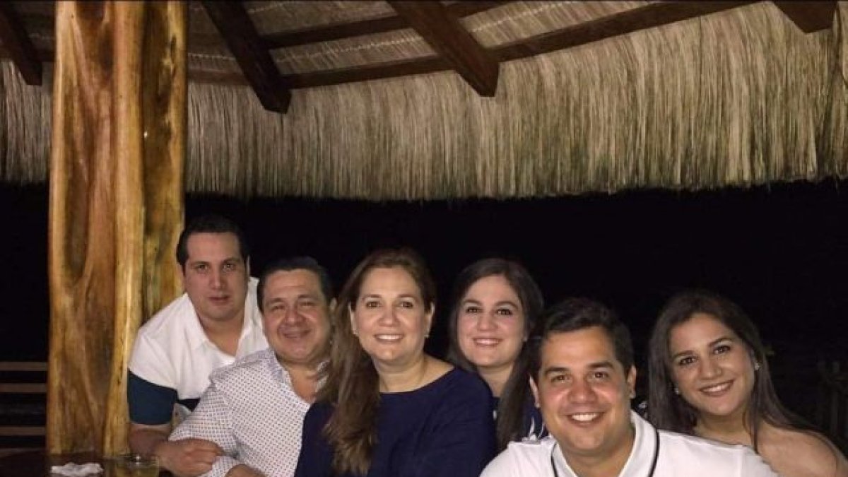 El exasambleísta Pablo Muentes y su familia.