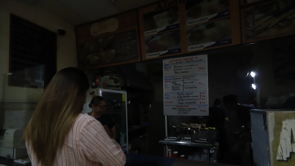 En Urdesa, pasado el mediodía la luz no volvía y los comercios se vieron afectados.