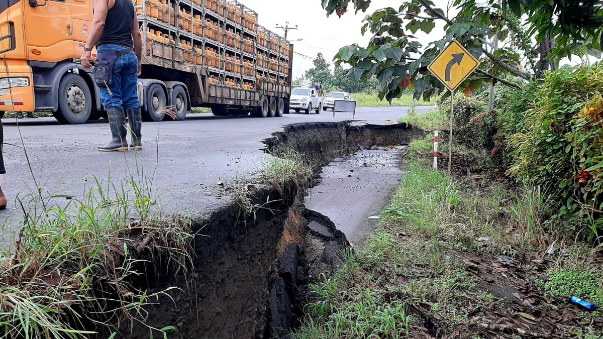 Hay tramos en la vía que muestran el peligro para los conductores y vehículos; y donde solo está habilitado un solo carril.